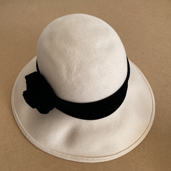 TinaLuxe Wool Hat. Cream with Black Velvet Band with Flower - Picture 6 of 9